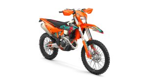 KTM 450 EXC-F 6DAYS 2027 – Dreiviertel-Frontansicht von rechts mit 6DAYS-Portugal-Dekor vor weißem Studiohintergrund