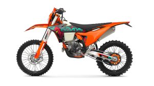 KTM 350 EXC-F 6DAYS 2027 – Seitenansicht von links im 6DAYS-Portugal-Design mit orange lackiertem Rahmen vor weißem Studiohintergrund
