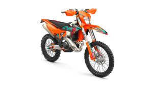 KTM 300 EXC 6DAYS 2027 – Dreiviertel-Frontansicht von rechts mit 6DAYS-Portugal-Dekor vor weißem Studiohintergrund