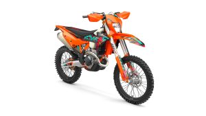 KTM 250 EXC-F 6DAYS 2027 – Dreiviertel-Frontansicht von rechts mit LED-Scheinwerfermaske und 6DAYS-Portugal-Dekor vor weißem Studiohintergrund