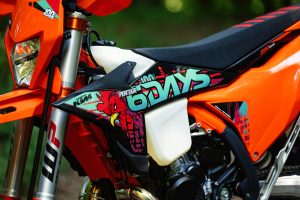 KTM 300 EXC 6DAYS 2027 – Detailansicht der Front mit WP-XACT-Gabel, orange eloxierter Gabelbrücke und 6DAYS-Portugal-Grafik
