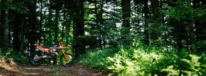 KTM 300 EXC 6DAYS 2027 – Enduro klein im Bild auf einem grünen Waldpfad