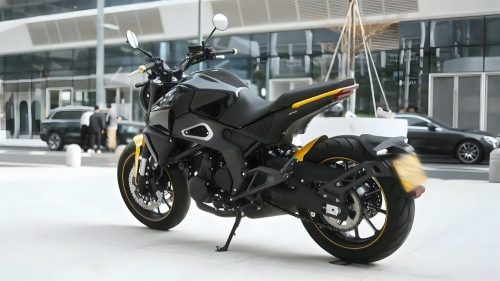 Letbe Arthur 700 2026 – Naked Bike in Schwarz-Gelb, Dreiviertelansicht von links hinten vor modernem Gebaeude im urbanen Umfeld