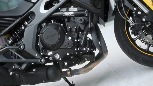 Letbe Arthur 700 2026 – Detailaufnahme des 693-ccm-Paralleltwin-Motors mit Letbe-Schriftzug auf dem Motordeckel und Kruemmer