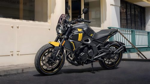 Letbe Arthur 700 2026 – Naked Bike in Schwarz-Gelb, Seitenansicht von rechts, geparkt auf staedtischer Strasse vor alten Gebaeuden