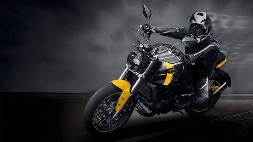 Letbe Arthur 700 2026 – dynamische Fahraufnahme mit Fahrer bei dramatischem Himmel, Naked Bike in Schwarz-Gelb von rechts