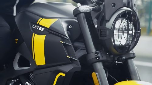 Letbe Arthur 700 2026 – Detailaufnahme von Tank und Scheinwerfer mit Letbe-Logo, Scheinwerfergitter und USD-Gabel