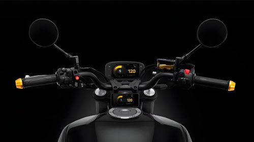 Letbe Arthur LB 700 2023 – Cockpit-Ansicht mit TFT-Display und Smartphone-Spiegelung, runde Spiegel und goldene Lenkerenden
