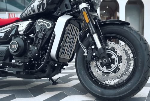 Letbe Punk 500 2026 – Detailansicht Vorderrad mit USD-Gabel, Doppelscheibenbremsanlage mit Bosch-ABS und Kreuzspeichenfelge in Steel Shadow Black