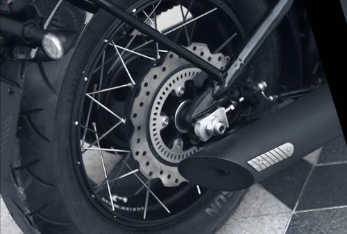 Letbe Punk 500 2026 – Hinterrad-Detailansicht mit Scheibenbremse, Kreuzspeichenfelge und schwarzem Edelstahl-Doppelauspuff