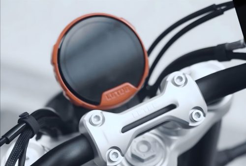 Letbe Punk 500 2026 – Cockpit-Detailansicht mit rundem TFT-Farbdisplay in orangefarbener Einfassung und silbernem Lenkkopf mit Letbe-Schriftzug