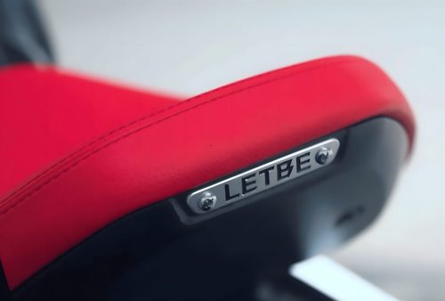 Letbe Punk 500 2026 – Solo-Sattel Detailansicht mit rotem Bezug und seitlichem Letbe-Metallemblem