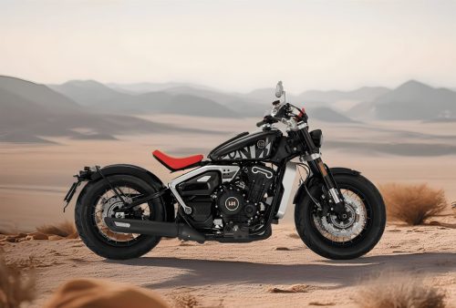 Letbe Punk 500 2026 – Seitenansicht von rechts in Steel Shadow Black mit rotem Solo-Sattel und Doppelauspuff vor Wüstenkulisse