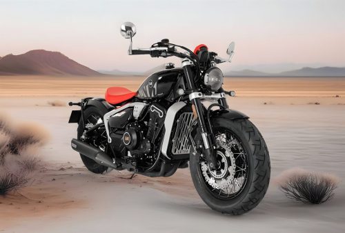 Letbe Punk 500 2026 – Dreiviertelansicht von vorne rechts in Steel Shadow Black mit LED-Scheinwerfer und Kühlergitter vor Wüstenpanorama