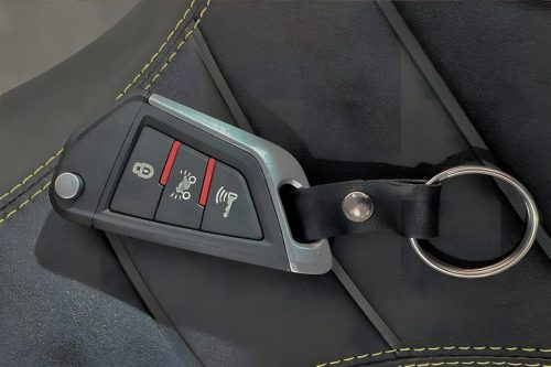 Letbe Punk 500 2026 – Keyless-Fernbedienung mit drei Tasten auf schwarzem Sattel mit gelber Ziernaht