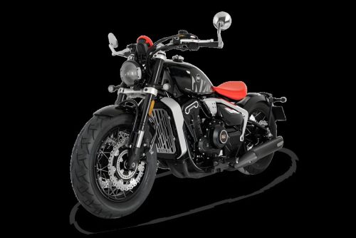 Letbe Punk 500 2026 – Dreiviertelansicht von vorne links in Steel Shadow Black mit rotem Sattel vor schwarzem Hintergrund, Freisteller