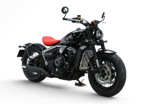Letbe Punk 500 2026 – Dreiviertelansicht von vorne rechts in Steel Shadow Black mit rotem Sattel, Kühlergitter und LED-Scheinwerfer im Studio
