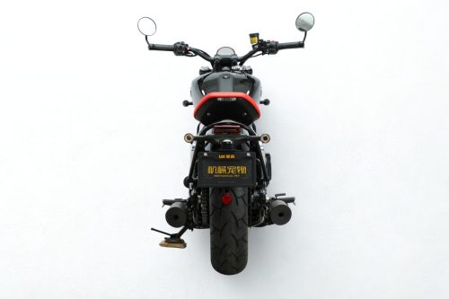 Letbe Punk 500 2026 – Heckansicht von hinten mit rotem Sattel, LED-Rücklicht, Doppelauspuff und Mechanical-Pet-Nummernschild im Studio