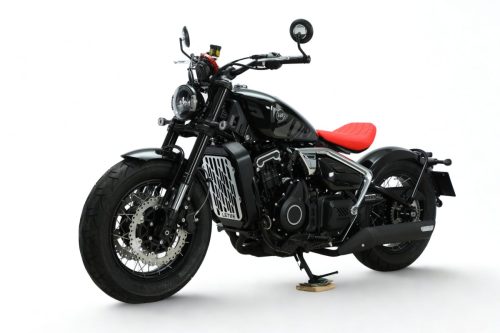 Letbe Punk 500 2026 – Dreiviertelansicht von vorne links in Steel Shadow Black mit LED-Scheinwerfer und Kühlergitter im Studio