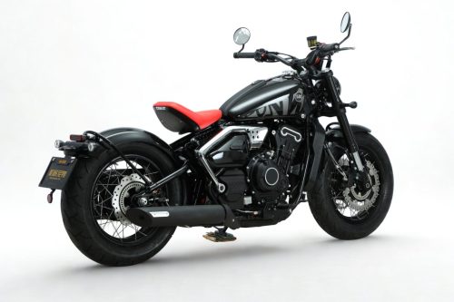 Letbe Punk 500 2026 – Dreiviertelansicht von hinten rechts in Steel Shadow Black mit Doppelauspuff, Mechanical-Pet-Nummernschild und Heckfender im Studio