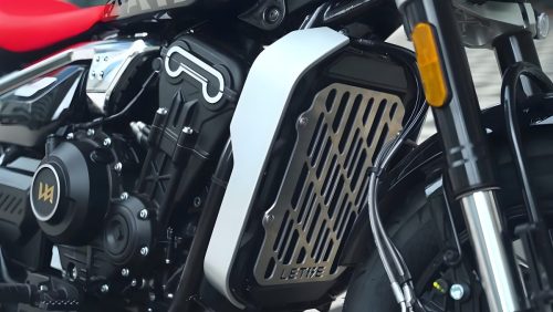 Letbe Punk 500 2026 – Detailansicht Kühler mit silberner Abdeckung und bronzefarbenem Kühlergitter mit Letbe-Schriftzug, 500-cm3-Reihenzweizylinder sichtbar