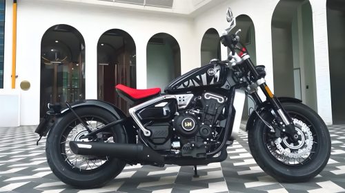 Letbe Punk 500 2026 – Seitenansicht von rechts in Steel Shadow Black mit rotem Sattel und Punk-Grafik am Tank in Innenhof mit Schachbrettboden