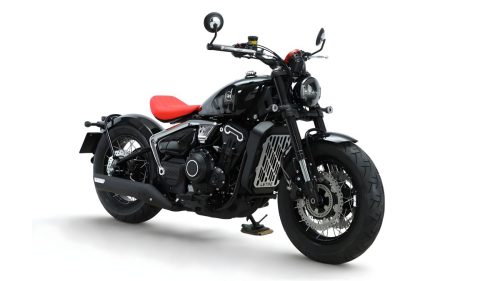 Letbe Punk 500 2026 – Dreiviertelansicht von vorne links in Steel Shadow Black mit LED-Scheinwerfer, Kühlergitter und Doppelscheibenbremse vor weißem Hintergrund