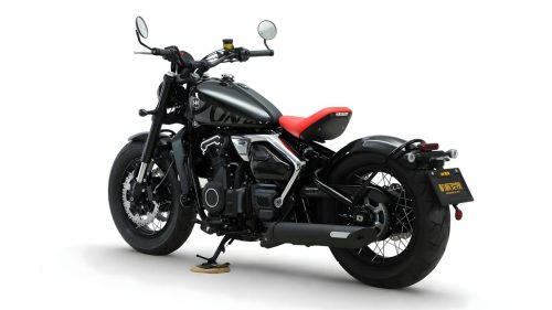 Letbe Punk 500 2026 – Dreiviertelansicht von hinten links in Steel Shadow Black mit Doppelauspuff und Mechanical-Pet-Nummernschild vor weißem Hintergrund