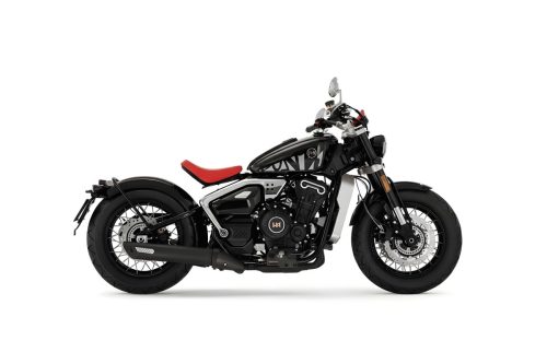 Letbe Punk 500 2026 – Seitenansicht von rechts in Steel Shadow Black mit rotem Solo-Sattel, Doppelauspuff und Kreuzspeichenrädern vor weißem Hintergrund, Freisteller