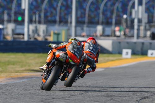 Lightfighter V3-RH 2026 – Zwei V3-RH Elektro-Superbikes hintereinander auf der Geraden am Daytona International Speedway