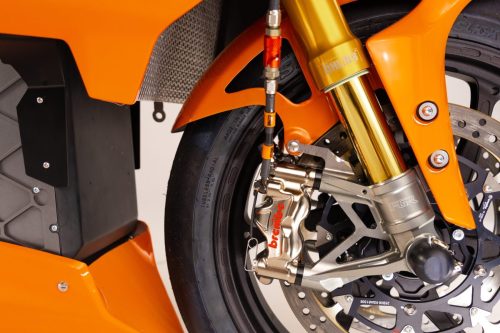 Lightfighter V3-RH 2026 – Frontpartie-Detail mit Brembo-Radialbremssatteln, Ohlins-Goldgabel und orangem Kotflugel