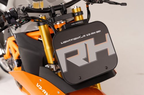 Lightfighter V3-RH 2026 – Frontnummernschild-Detail mit Aufschrift V3-RH Prototype 01, Ohlins-Gabel und Brembo-Geberzylinder