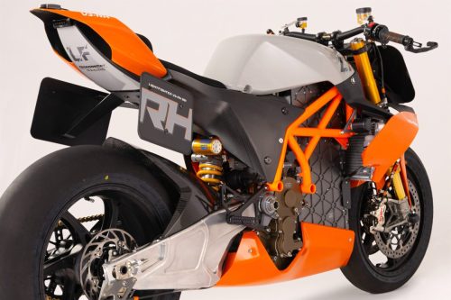 Lightfighter V3-RH 2026 – Dreiviertelansicht von hinten im Studio mit Carbon-Heckverkleidung, Ohlins-Federbein und Aluminium-Schwinge