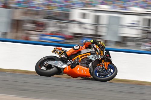 Lightfighter V3-RH 2026 – Fahrer #51 bei Hochgeschwindigkeit auf dem Daytona International Speedway mit Bewegungsunschaerfe