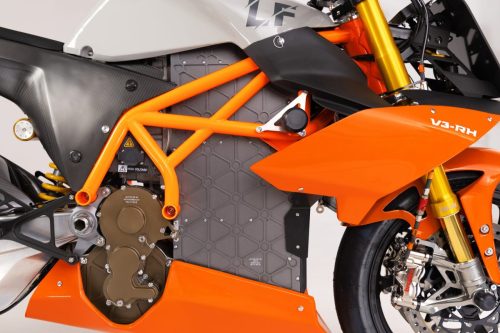 Lightfighter V3-RH 2026 – Detailansicht des ESS-Batteriepacks mit Wabenstruktur, orangem Gitterrohrrahmen und MGU