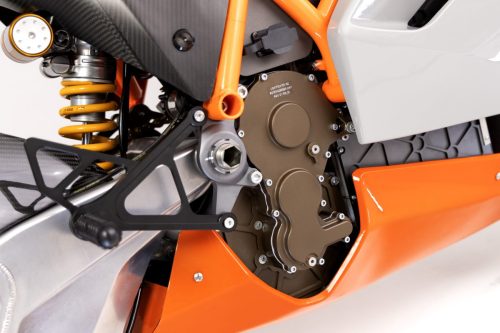 Lightfighter V3-RH 2026 – MGU-Nahaufnahme (Motor Generator Unit) mit Gravur, Ohlins-Federbein und Carbon-Schwinge