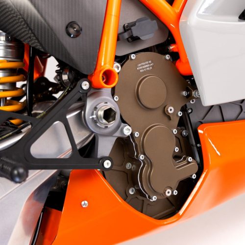 Lightfighter V3-RS 2026 – MGU-Detailansicht mit orangem Gitterrohrrahmen, Ohlins-Federbein und Carbon-Schwinge im Studio