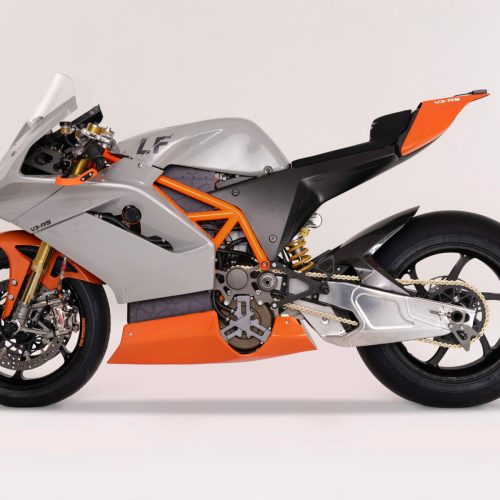 Lightfighter V3-RS 2026 – Linke Seitenansicht im Studio in Silber-Orange mit Carbon-Verkleidung, Ohlins-Fahrwerk und Brembo-Bremsen