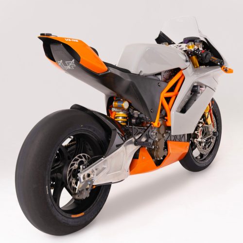 Lightfighter V3-RS 2026 – Dreiviertelansicht von hinten im Studio mit orangem Heck, Carbon-Elementen und Ohlins-Federbein