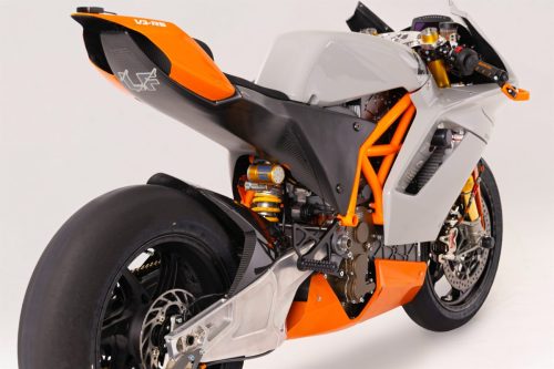 Lightfighter V3-RS 2026 – Dreiviertelansicht von hinten rechts im Studio mit sichtbarem Gitterrohrrahmen und Aluminium-Schwinge