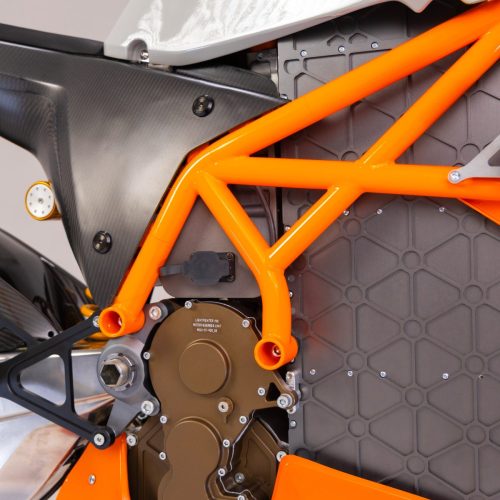Lightfighter V3-RS 2026 – Detailansicht des orangen Gitterrohrrahmens und des ESS-Batteriepacks mit Wabenstruktur