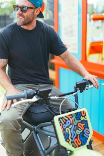 LiveWire S4 Honcho Trail 2026 in Limettengrün – Fahrer sitzt auf dem Minibike mit grafisch gestaltetem Nummernschild, Porträtformat