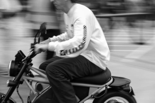 LiveWire S4 Honcho 2026 – Schwarz-Weiß-Aufnahme mit Bewegungsunschärfe, Fahrer in weißem Langarmshirt in der Seitenansicht