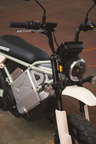 LiveWire S4 Honcho 2026 mit grünem Rahmen – Detail der Front mit LED-Scheinwerfer, LiveWire-Schriftzug und weißem Kotflügel