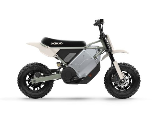LiveWire S4 Honcho Trail 2026 – Studio-Render der Seitenansicht von links in Mossy-Oat-Grün mit grobstolligen Maxxis-Reifen vor weißem Hintergrund