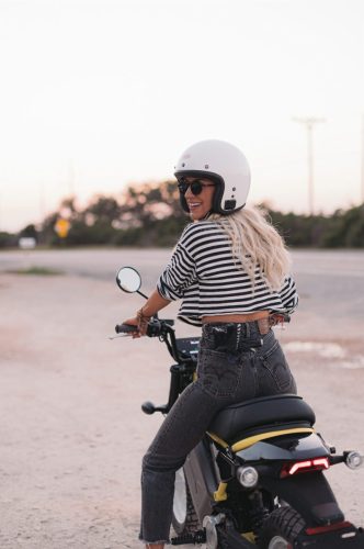 LiveWire S4 Honcho Street 2026 in Gelb – Fahrerin in der Heckansicht auf dem Minibike in der Abenddämmerung