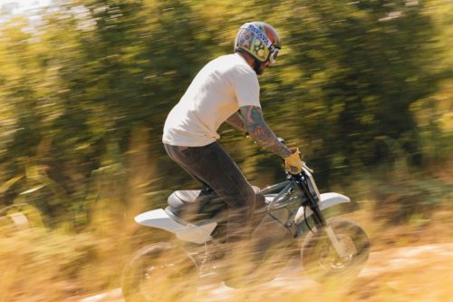 LiveWire S4 Honcho Trail 2026 in Weiß-Grau – Fahrer im Gelände in der Seitenansicht mit Bewegungsunschärfe