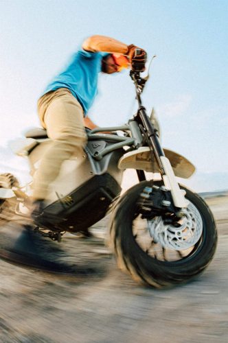 LiveWire S4 Honcho Trail 2026 in Sand-Weiß – tiefe Action-Aufnahme der Front bei schneller Fahrt mit Bewegungsunschärfe