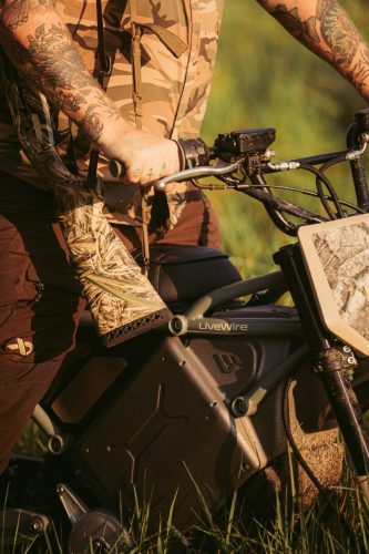 LiveWire S4 Honcho Trail 2026 – schlammiges Minibike festgezurrt auf der Ladefläche eines Pick-ups, Heck-Dreiviertelansicht bei Sonnenuntergang
