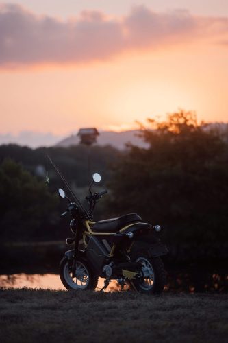 LiveWire S4 Honcho Trail 2026 in Weiß – Seitenansicht mit Angelausrüstung, Angler am See bei Sonnenuntergang